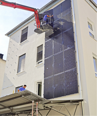 



Komplettierung des ersten Modulfelds an der Fassade.
