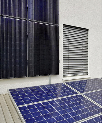 <p>
</p>

<p>
Auch das Vordach wurde mit Solarmodulen belegt.
</p> - © Foto: Munding Architekten

