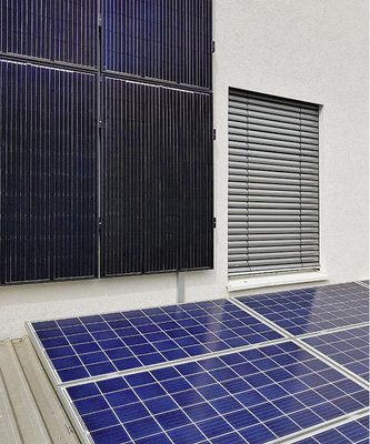 



Auch das Vordach wurde mit Solarmodulen belegt.
