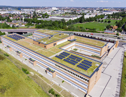 <p>
Die Johann-Pachelbel-Realschule in Nürnberg versorgt sich teilweise mit eigenem Solarstrom. Die Schulanlage wurde im Passivhausstandard gebaut.
</p>

<p>
</p> - © Foto: Bauder

