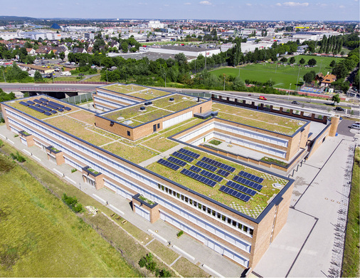 
Die Johann-Pachelbel-Realschule in Nürnberg versorgt sich teilweise mit eigenem Solarstrom. Die Schulanlage wurde im Passivhausstandard gebaut.



