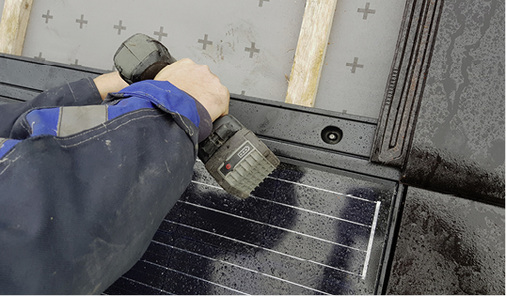 



Die Installation der Solarziegel von Nelskamp ist denkbar einfach.
