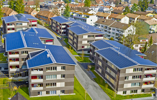 



Die Gebäude der Überbauung ABZ Balbergstraße in Zürich-Wollishofen sind komplett mit Solrif eingedeckt. Der Strom wird von den Mietern direkt vor Ort verbraucht.
