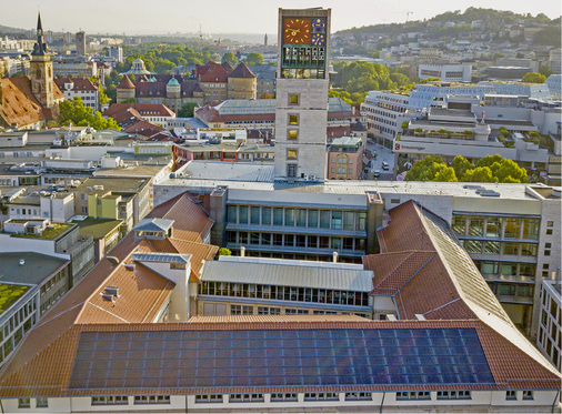 



Mit der Indachanlage und Solrif konnte die Stadt Stuttgart mehr Photovoltaikleistung auf das Dach ihres Rathauses installieren als mit einer Aufdachanlage.
