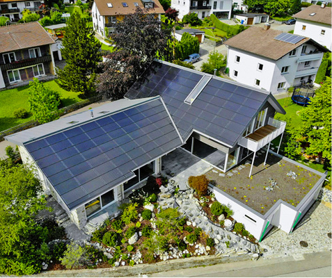 



Die Solrif-Eindeckung der Dächer des Neubaus in Altusried ist ästhetisch gelungen.

