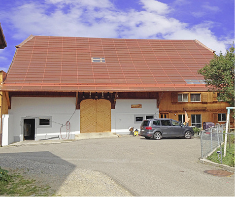 



Farbige Module ins Dach integriert: Das überzeugt auch den Denkmalschutz.
