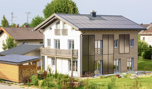 
Das Sonnendach versorgt dieses Wohnhaus weitgehend mit Strom und Wärme. Ebenso wird die Fassade genutzt.



