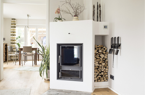 
Für Spitzenheizlasten im Winter steht ein Kamin bereit, der mit Scheitholz betrieben wird.



