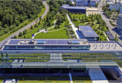



Das Unternehmen nutzt mehrere große Dachflächen, um seine Energiekosten mittelfristig deutlich zu senken.
