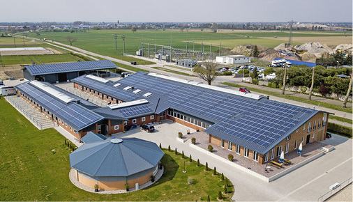 <p>
</p>

<p>
Diese Reithalle in Durmersheim wurde komplett für Solarmodule genutzt.
</p> - © Foto: Wirsol

