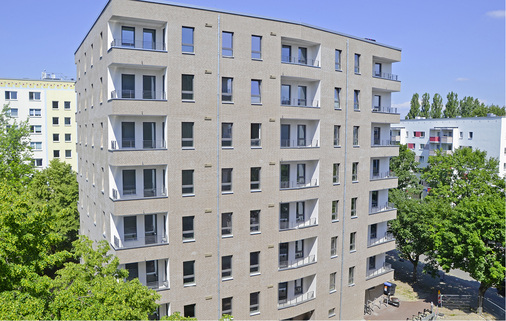 



Mit ihrer Klinkerfassade können sich die neuen Häuser in Berlin-Lichtenberg sehen lassen. Sie fügen sich architektonisch in das Bild des Quartiers ein. 
