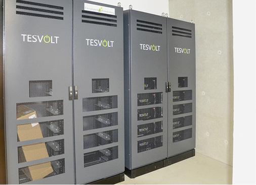 



Das große Speichersystem lagert den Solarstrom zwischen.
