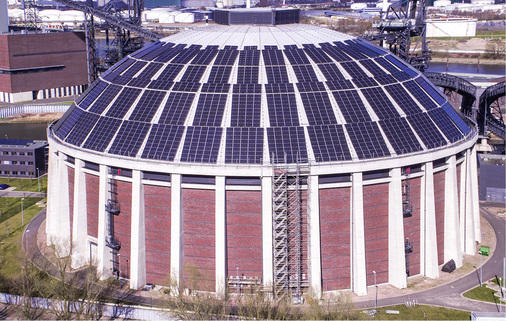 <p>
Schon fertig: Das Dach des Kohlekreislagers in Hamburg-Moorburg ist nun mit Photovoltaik bestückt. 
</p>

<p>
</p> - © Foto: Vattenfall

