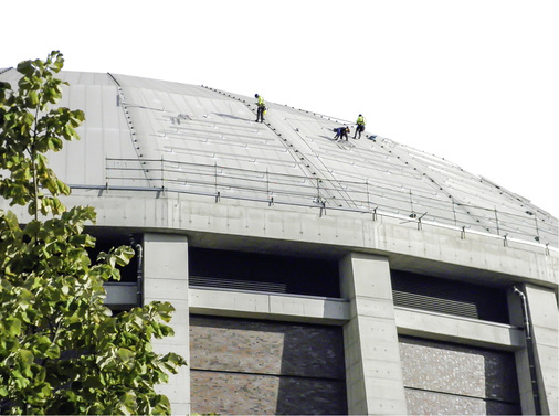 
Immer im Team: Ausgebildete Höhenkletterer legten jeden Morgen als Erstes die Sicherungsseile auf der 55 Meter hohen Kuppel bereit.



