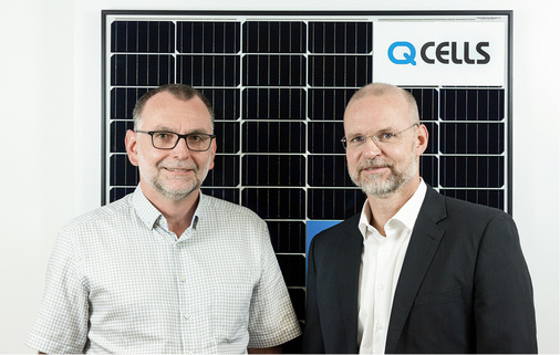 



Dr. Markus Fischer



ist Vizepräsident R&D Operation der Hanwha Q-Cells GmbH in Thalheim. Der Halbleiterexperte kam 2007 zu Q-Cells, wo er das Reiner-Lemoine-Technikum mit aufbaute und in Betrieb nahm. Er begleitete aktiv den Transfer der Qantum-Technologie nach Malaysia, Korea und China. Heute leitet er die Pilotlinie in Thalheim und sorgt für die Unterstützung der Fertigungsstandorte.



Jochen Endle (rechts)



ist Direktor für Unternehmenskommunikation bei Hanwha Q-Cells in Thalheim. Er kommuniziert seit 2011 für Q-Cells und gestaltete die Integrationsjahre von Hanwha Q-Cells maßgeblich mit.
