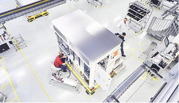 



Zentral-Wechselrichter-Produktion in Niestetal. Auch hier nutzt SMA Solarstrom. 
