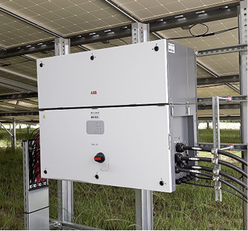 



Die Stringwechselrichter PVS-175 stellen die Verbindung zwischen den Modulen und der Mittelspannungsstation her.
