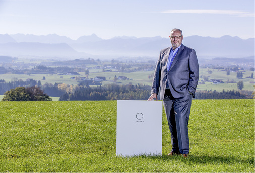 
Christoph Ostermann



ist studierter Betriebswirt. Vor Sonnen hat er bereits vier Unternehmen aufgebaut, das erste davon im Alter von 18 Jahren. Darüber hinaus war er fünf Jahre in der Unternehmensberatung mit Schwerpunkt Marketing und Vertrieb tätig. Ostermann ist heute CEO bei Sonnen.



