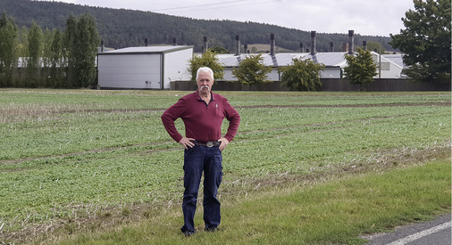 
Das sanierte Dach hat nun eine Solaranlage: Der Landwirt will so seine hohen Stromkosten aus der Schweinezucht senken.




