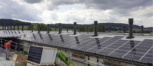 <p>
Installateur bei der Arbeit: In nur sechs Wochen wurden die drei Agrarhallen mit einer Fläche von 15.000 Quadratmetern mit 7.500 Solarmodulen bestückt.
</p>

<p>
</p> - © Foto: Greenrock Energy


