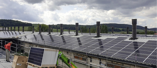 
Installateur bei der Arbeit: In nur sechs Wochen wurden die drei Agrarhallen mit einer Fläche von 15.000 Quadratmetern mit 7.500 Solarmodulen bestückt.



