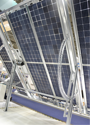 



Schletter hat die Querstreben des Trackers ganz nach oben und unten versetzt.
