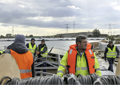 <p>
</p>

<p>
Monteure bereiten die nächsten Solarschiffe vor. Edgar Gimbel (vorne rechts) schaut, dass alles nach Plan läuft.
</p> - © Foto: Niels H. Petersen

