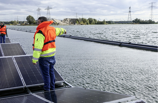 



Eine Wasserröhre glättet die Oberfläche vor der Anlage, man sieht deutlich den Unterschied.
