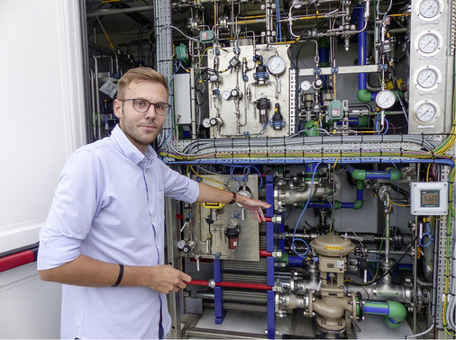 



Tim Brandt, Geschäftsführer von Wind to Gas Energy, vor dem PEM-Elektrolyseur von Hydrogenics.
