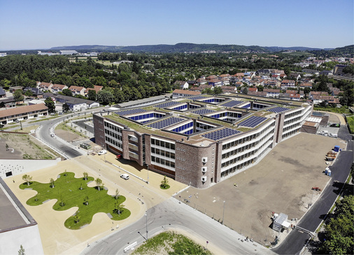 
Große Dachanlage des Drogeriemarkts DM Dialogicum in Karlsruhe. Der Solargenerator leistet rund 230 Kilowatt.



