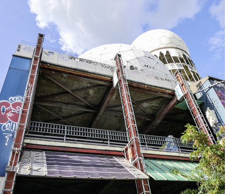 <p>
</p>

<p>
Im Hintergrund die Radome, vorne arbeitet die Photovoltaikfolie, die Müllauer von einem Boot abmontiert hat.
</p> - © Foto: Niels H. Petersen

