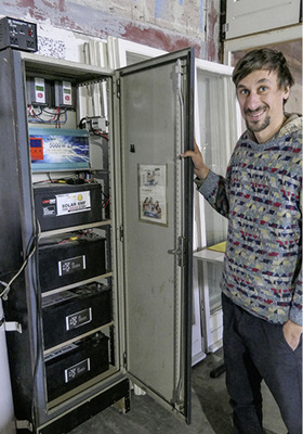 



Ein Blick in den Speicherschrank mit Bleiakkus.
