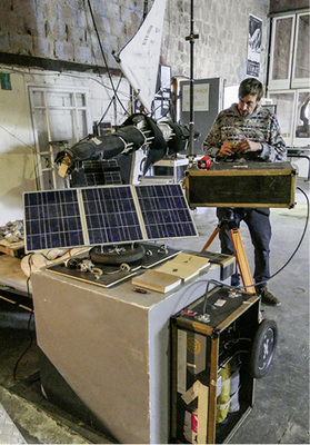 



Die faltbare Solaranlage und die zwei Koffer.
