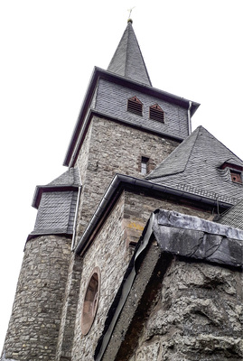



Die ehrwürdige Kirche von St. Laurentius in Marmagen bietet nur relativ wenig Dachfläche. Also muss mehr Leistung aus dem Keller kommen: Ein BHKW unterstützt die Versorgung. 
