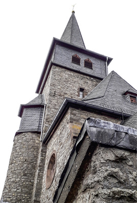 <p>
</p>

<p>
Die ehrwürdige Kirche von St. Laurentius in Marmagen bietet nur relativ wenig Dachfläche. Also muss mehr Leistung aus dem Keller kommen: Ein BHKW unterstützt die Versorgung. 
</p> - © Foto: Heiko Schwarzburger


