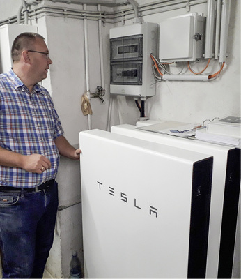 <p>
</p>

<p>
David Muggli von Priogo erläutert: Drei Tesla Powerwall 2 wurden als Kaskade geschalten, um den Strom aus der Photovoltaik und dem BHKW aufzunehmen – insgesamt 40,5 Kilowattstunden. 
</p> - © Foto: Heiko Schwarzburger

