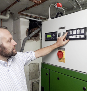 



Sebastian Poensgen von Priogo zeigt die Steuerung der Haustechnik am Schaltschrank.
