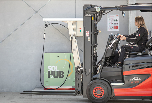 <p>
</p>

<p>
Fahrzeuge mit dem Antrieb durch eine Brennstoffzelle können am Solhub sehr schnell den benötigten Wasserstoff tanken, mit hohen Drücken bis zu 700 Bar.
</p> - © Foto: Fronius


