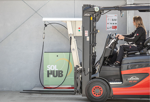 



Fahrzeuge mit dem Antrieb durch eine Brennstoffzelle können am Solhub sehr schnell den benötigten Wasserstoff tanken, mit hohen Drücken bis zu 700 Bar.
