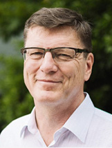 
Peter Röthlisberger ist Vertriebsleiter von Solaxess. Das Unternehmen produziert seit einigen Jahren eine Spezialfolie, mit der weiße Solarmodule möglich sind. Inzwischen haben die ersten Architekten die ästhetischen Vorteile erkannt und Fassaden mit den Modulen ausgestattet.



