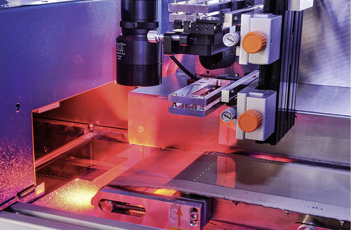 



Der Laser blitzt so kurz, dass das Licht nur 0,3 Mikrometer zurücklegt – hundertmal weniger als der Durchmesser eines menschlichen Haares.
