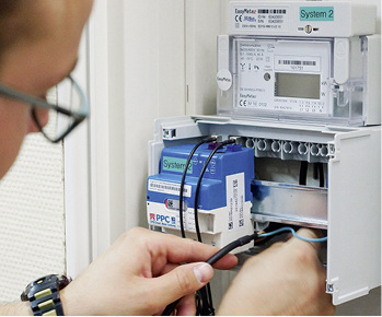 



Ein Techniker baut ein Gateway von PPC ein.
