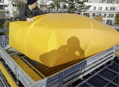 



Das druckgeregelte Luftkissen wird über den Prüfling gelegt, um die vertikalen Kräfte zu erzeugen.
