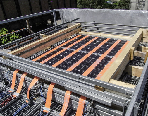 



Hier sind die aufgelegten Haftbänder sichtbar, die den Hangabtrieb erzeugen.
