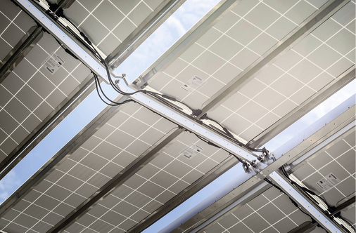 
Die leichten Module sind beweglich miteinander verbunden, sodass sie sich horizontal auseinander- und vertikal zusammenfalten lassen.



