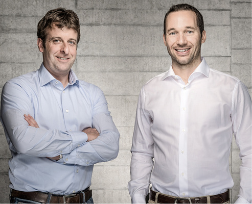 
Die Entwickler des Solarfaltdachs: Ingenieur Andreas Hügli (links) und Betriebswirtschafter Gian Andri Diem.



