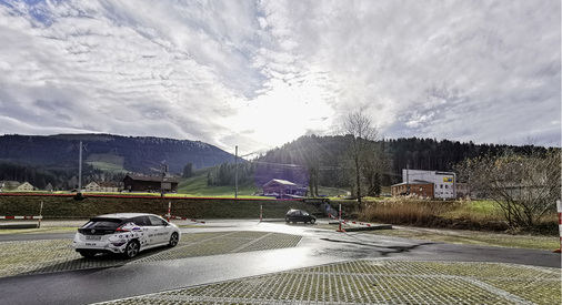 
Der Parkplatz der Appenzeller Kronbergbahn im Vorland des Alpsteins. Demnächst werden hier bewegliche Solarmodule in 33 Bahnen über den Autos schweben



