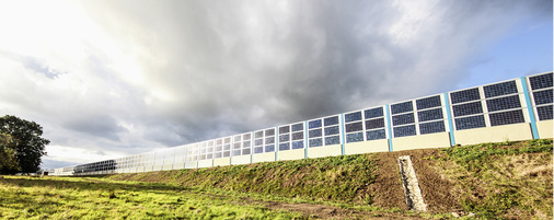 



Ausgehend von dieser Konstruktion wurde nun ein Standard geschaffen, der solche solaraktiven Schutzwände an allen Autobahnen ermöglicht.
