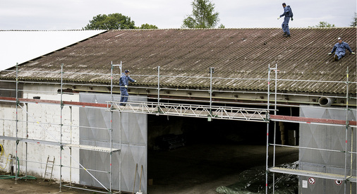 <p>
</p>

<p>
Sanierung eines asbesthaltigen Daches der Agrargenossenschaft Ohnetal in Niederorschel im Eichsfeld.
</p> - © Foto: Privates Institut

