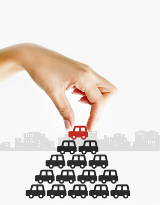 



Fläche ist in Großstädten begehrt und richtig teuer. Die heutigen Parkplatzgebühren bilden das aber gar nicht ab.
